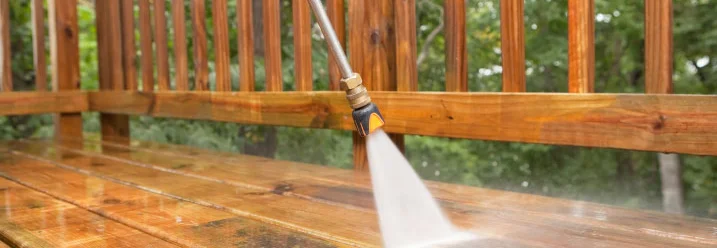 Holzterrasse wird mit Hochdruckreiniger gereinigt